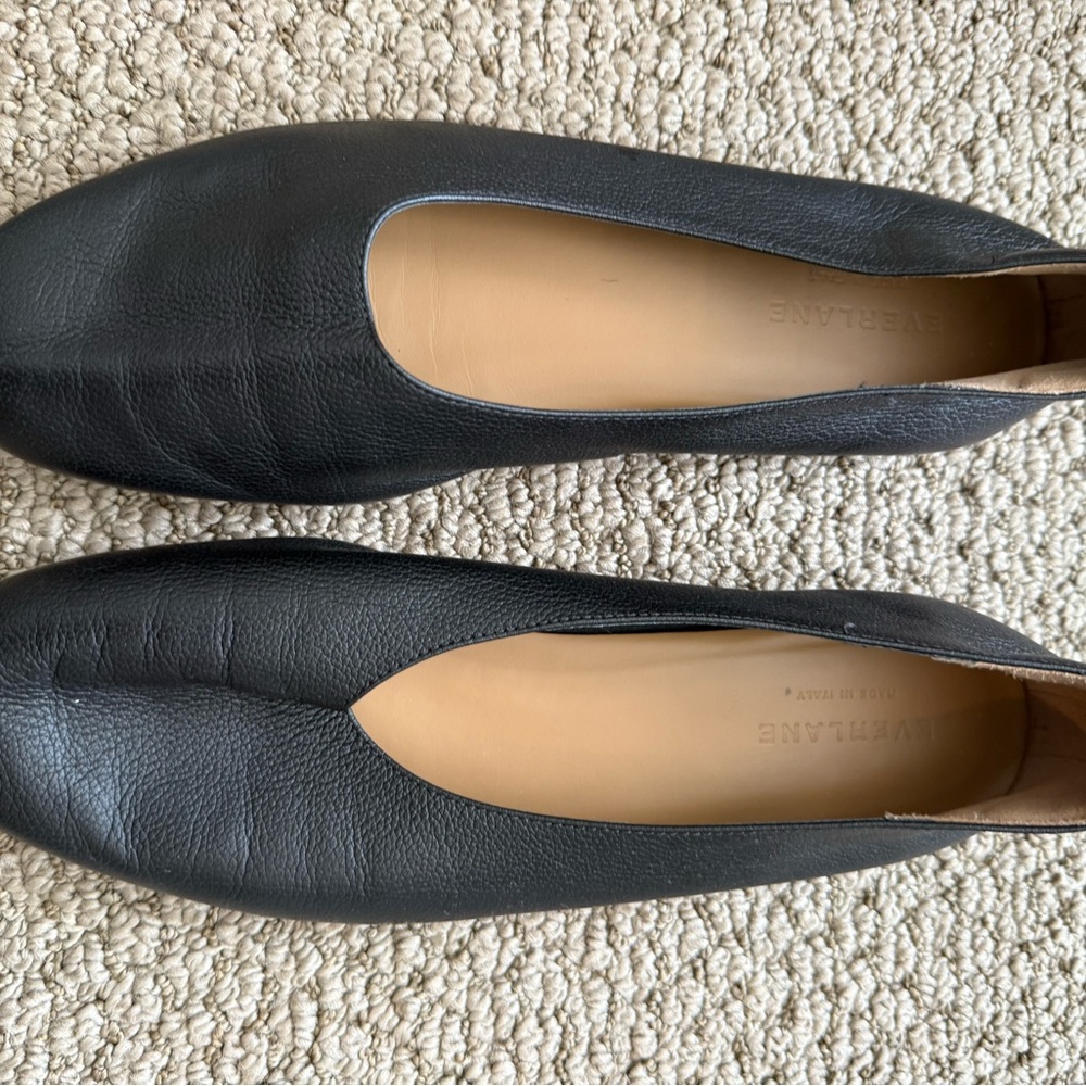 Everlane Black Leather Flats with Minimalist Design